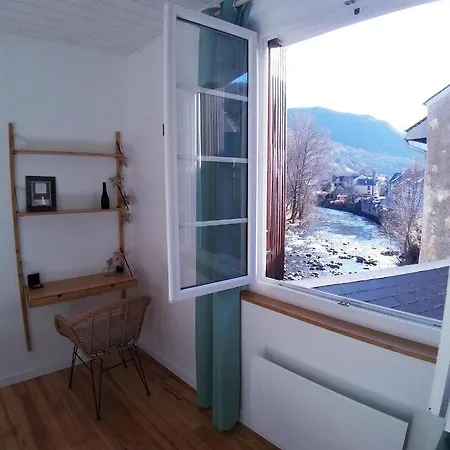 Vue Imprenable Sur La Riviere. *